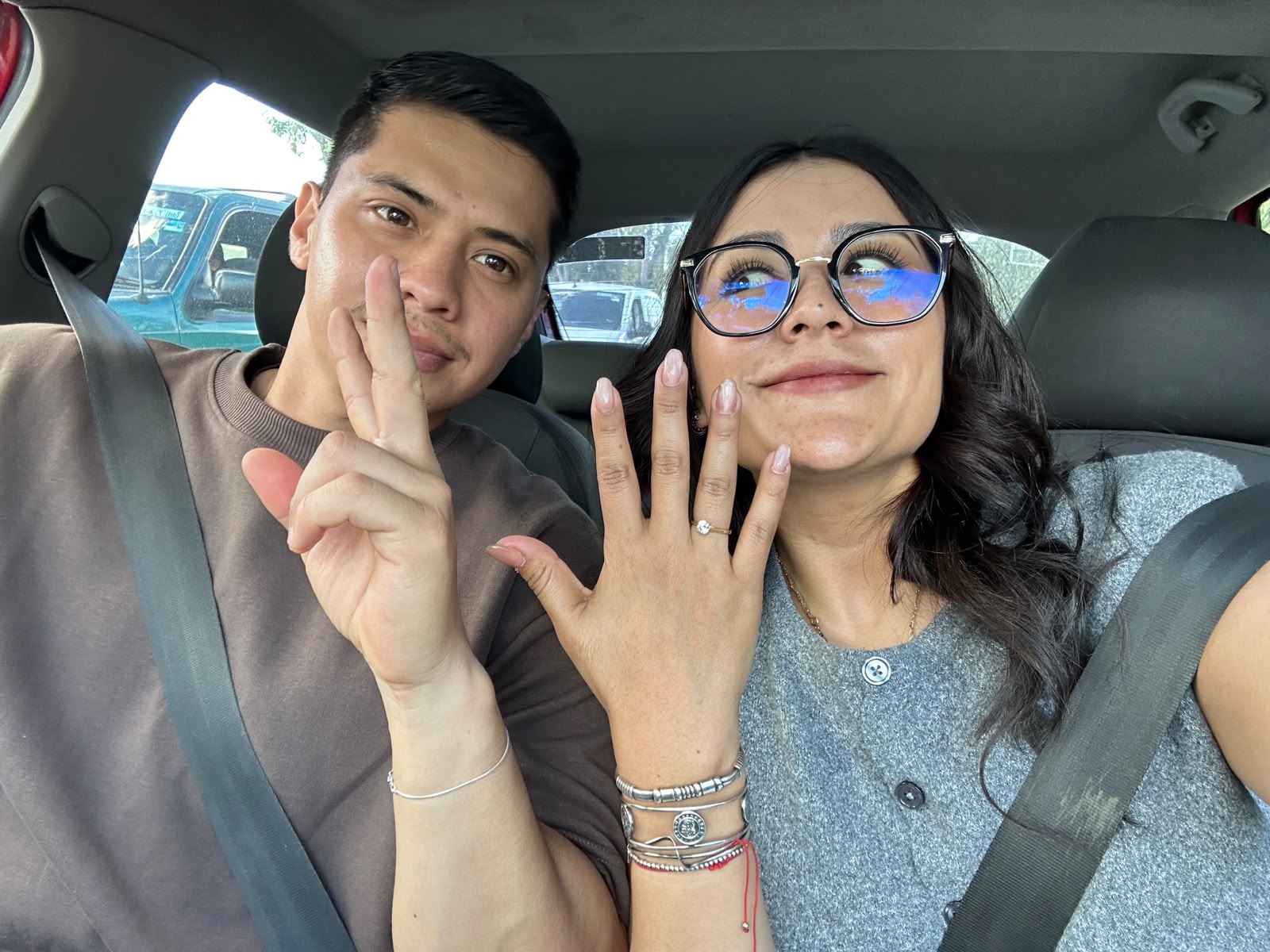 Los novios abrazándose