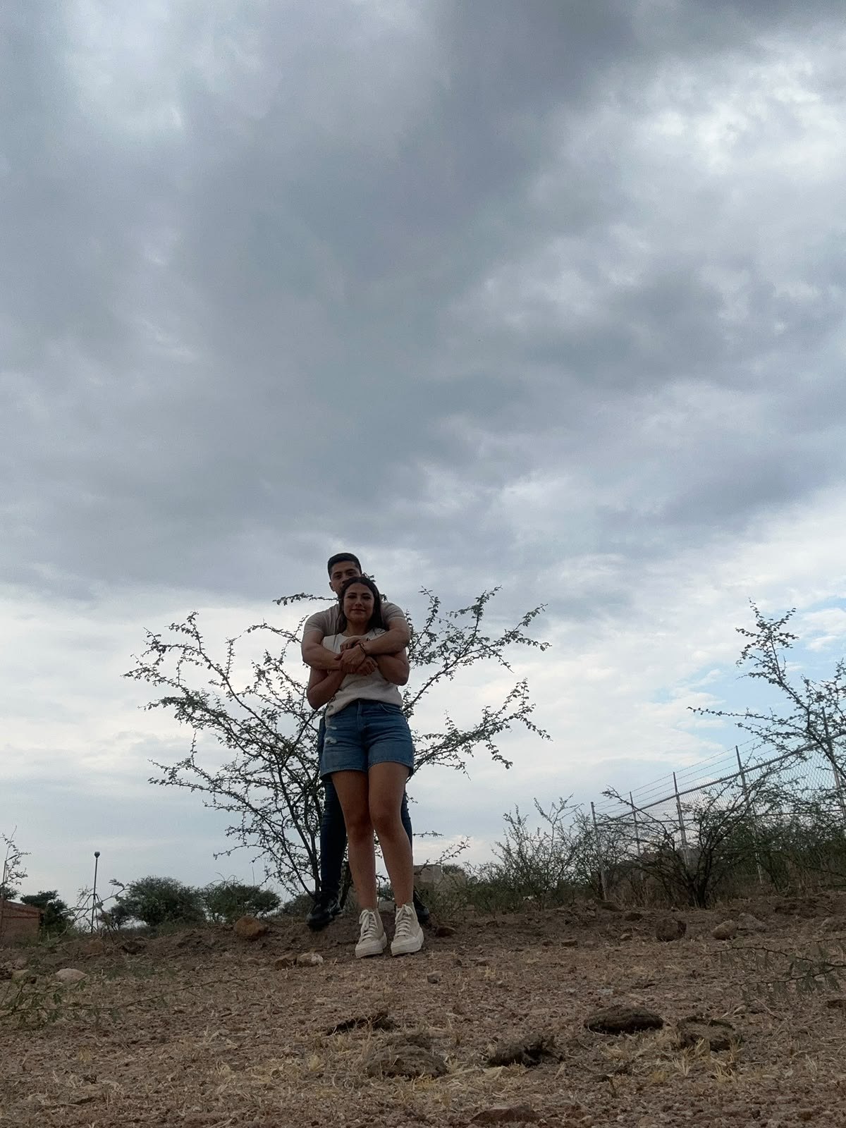 Anahí y Alexis en un paisaje abierto