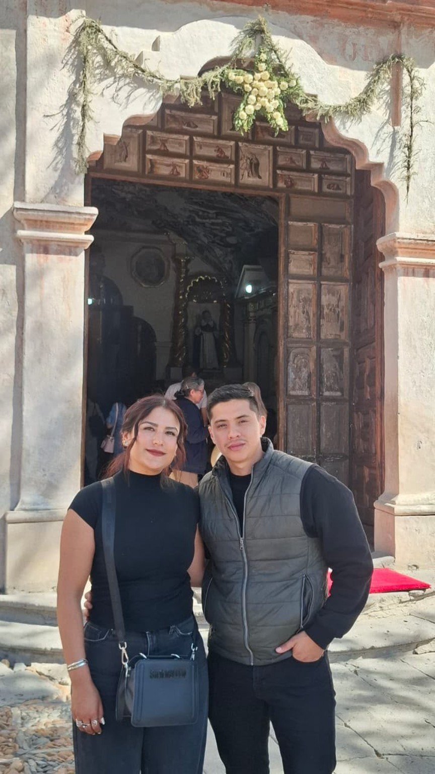 Anahí y Alexis frente al templo